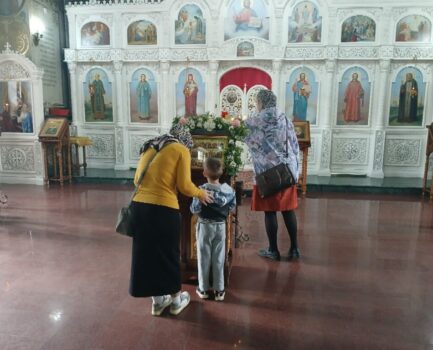 В Серафимовском храме прошла традиционная Литургия для детей с ментальными нарушениями